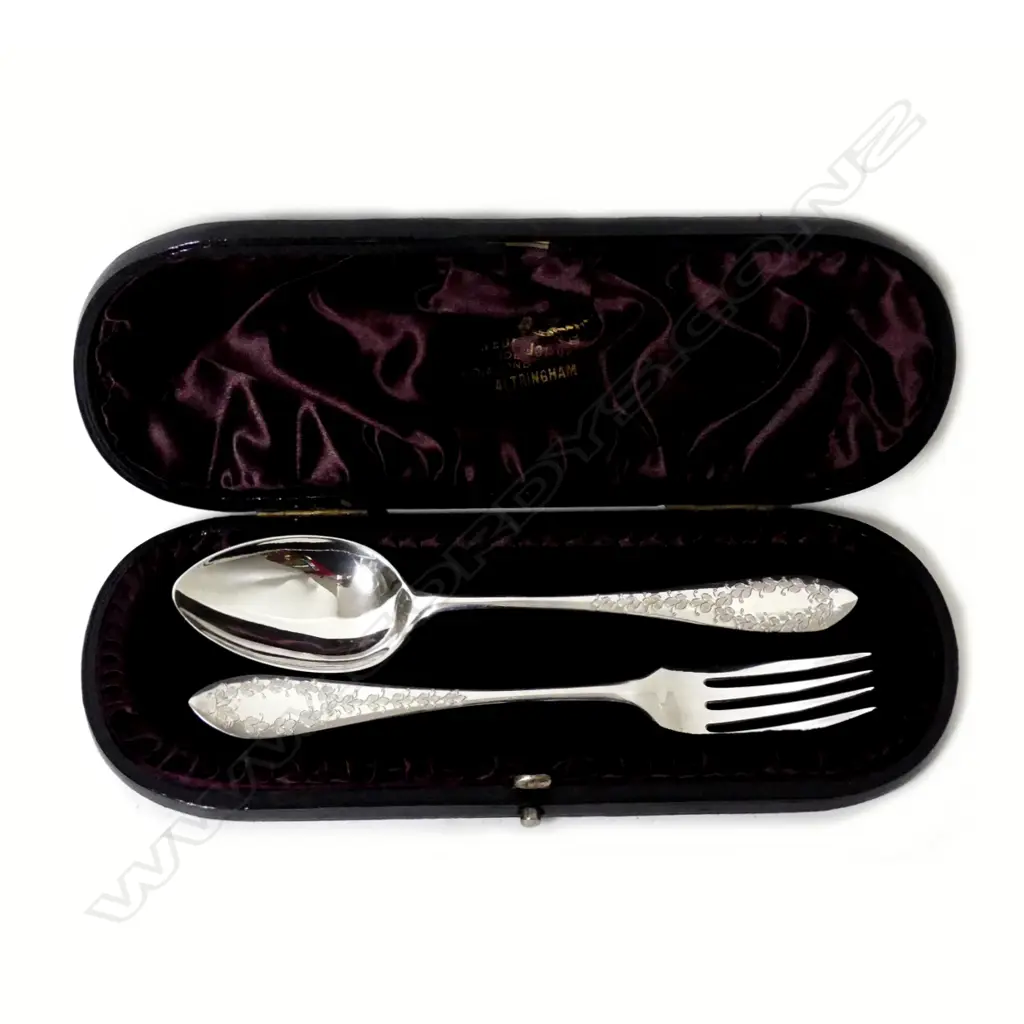 A boxed silver christening set Image 1++