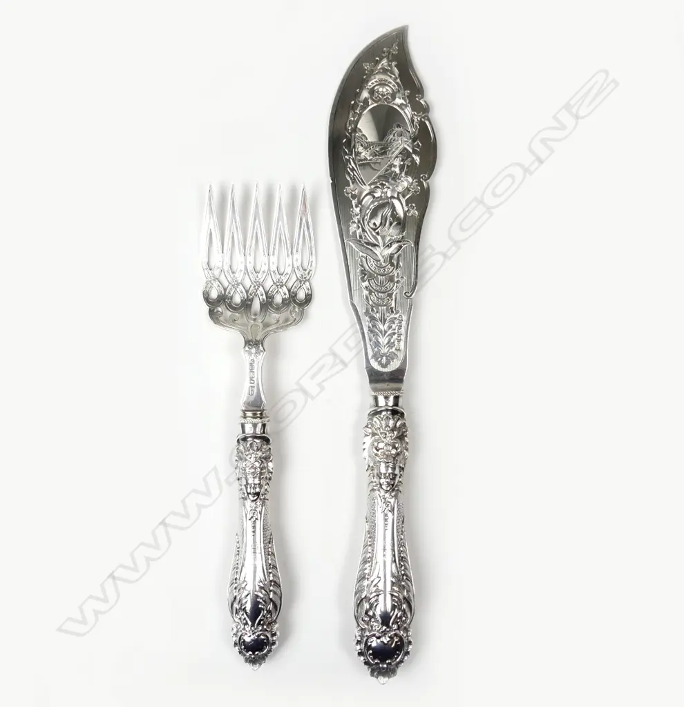 A pair of Victorian silver fish servers Image 1++