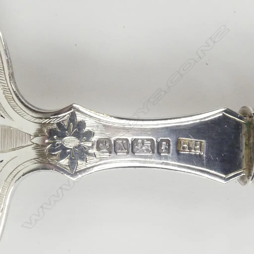 A pair of Victorian silver fish servers Image 1++