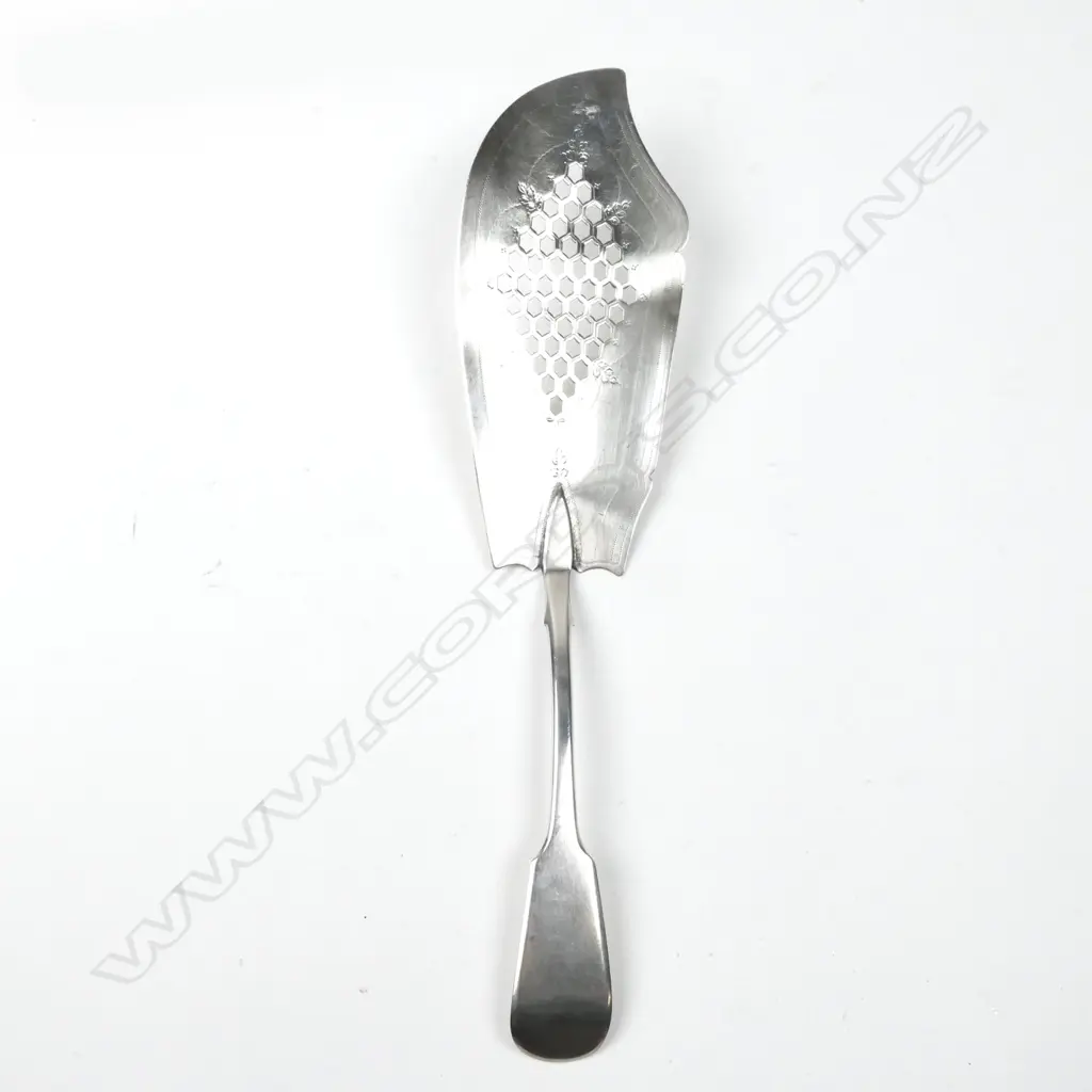 A Georgian fiddle pattern silver fish server Image 1++