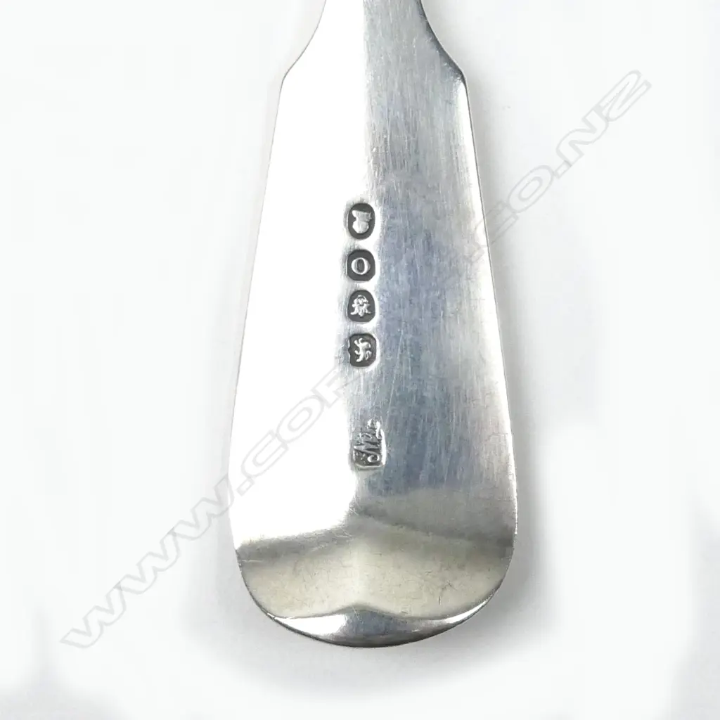 A Georgian fiddle pattern silver fish server Image 1++