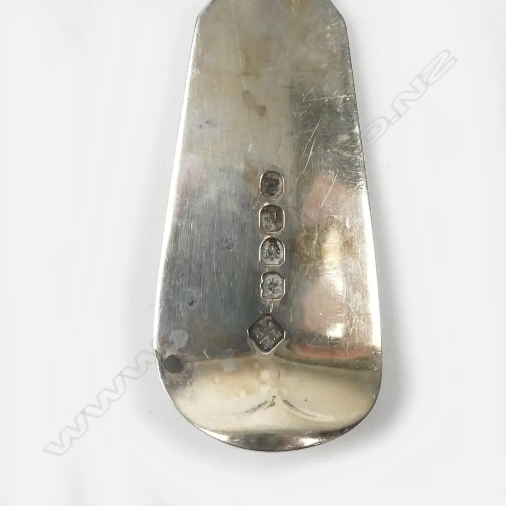 A Georgian fiddle pattern silver fish slice Image 1++