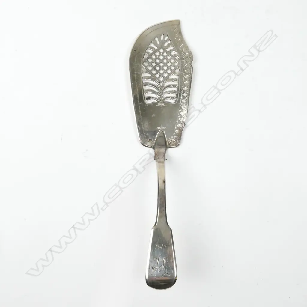 A Georgian fiddle pattern silver fish slice Image 1++