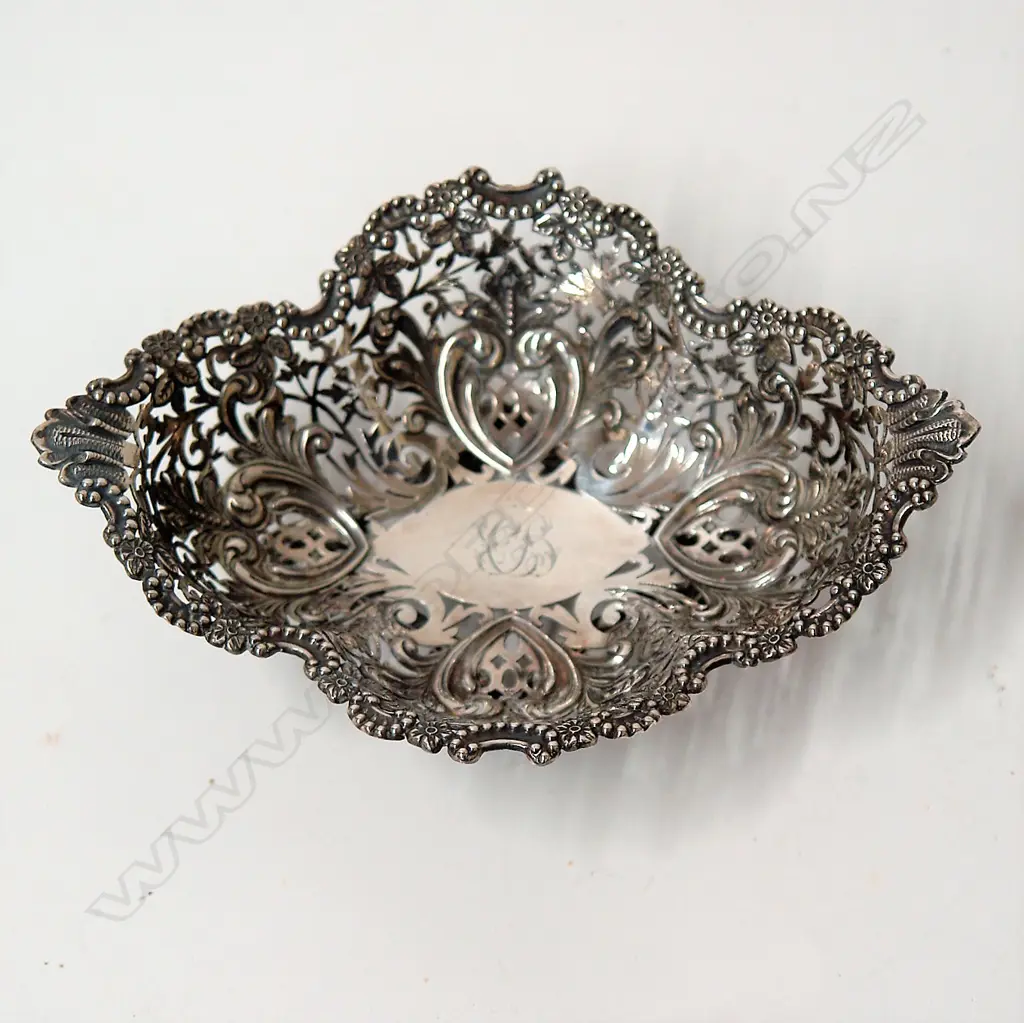 A heavy and decorative silver bonbon basket Image 1++