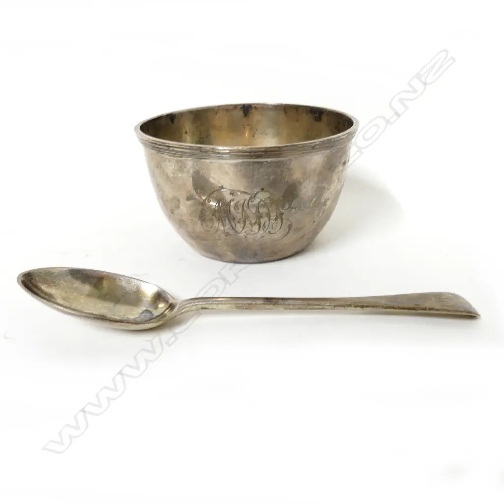A late Victorian boxed sugar bowl and spoon Image 1++