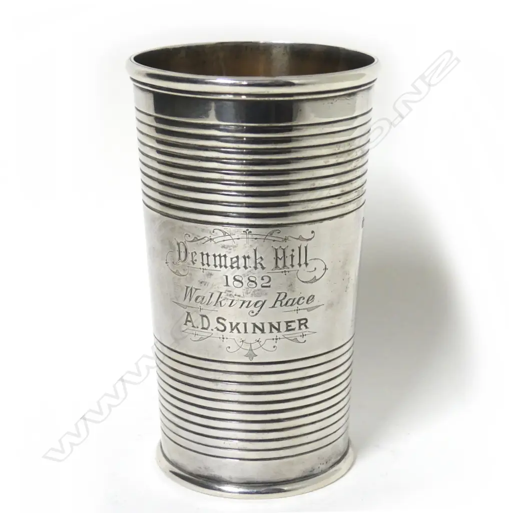 A Victorian silver beaker Image 1++
