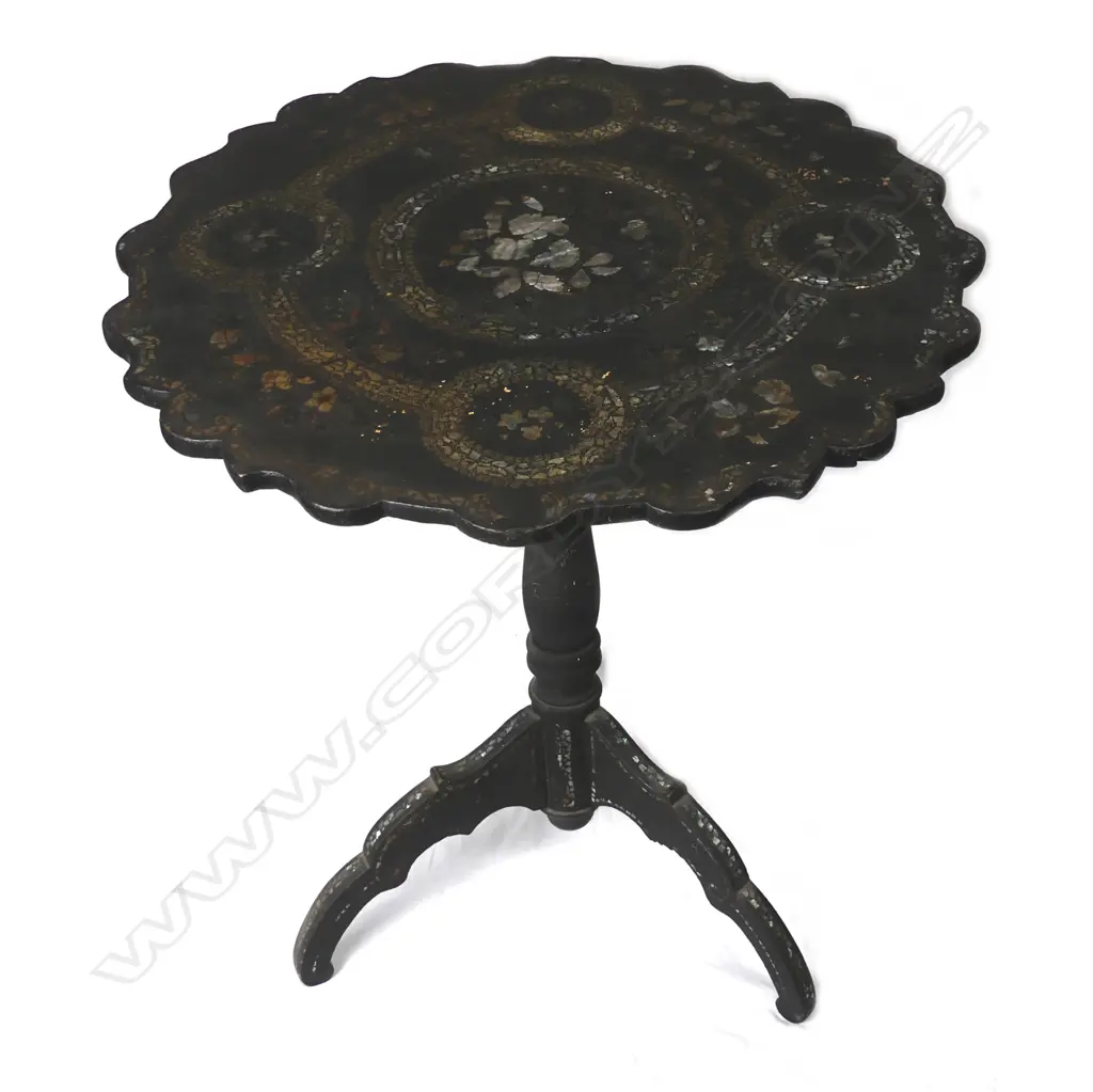 A Victorian tilt-top wine table Image 1++