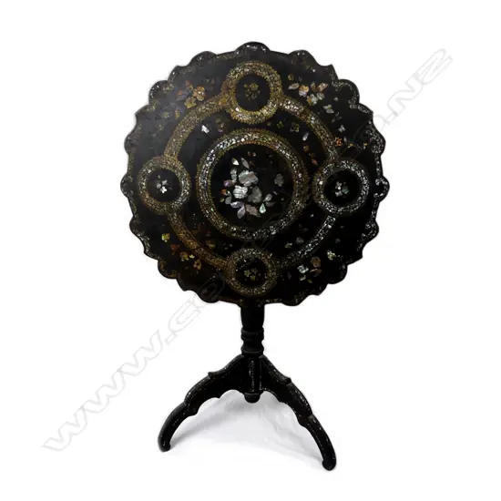 A Victorian tilt-top wine table