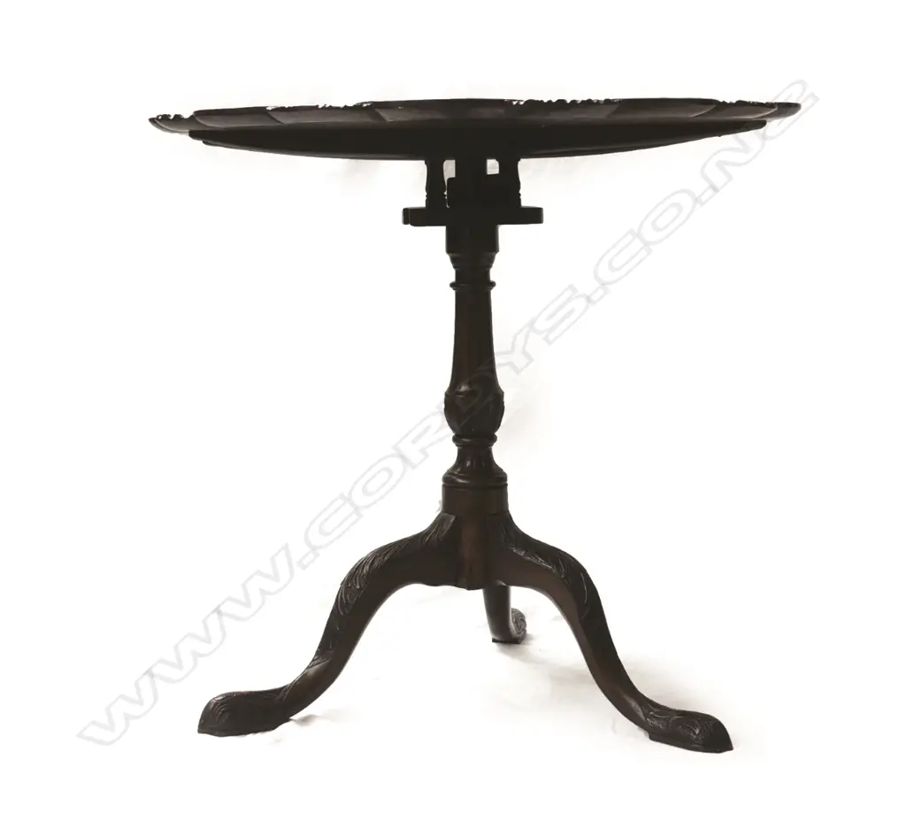 A Georgian mahogany tilt-top supper table Image 1++