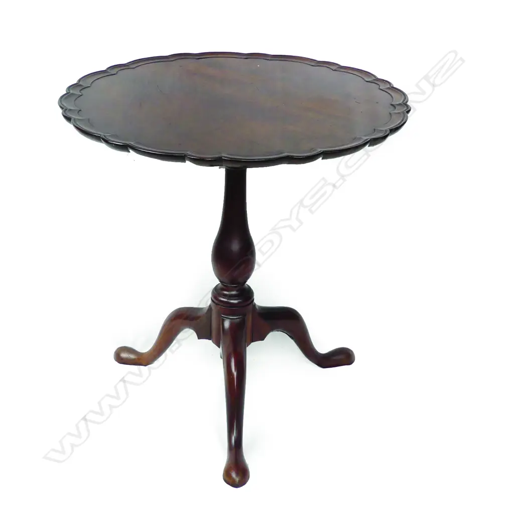 A quality George III flame mahogany tilt-top wine table Image 1++