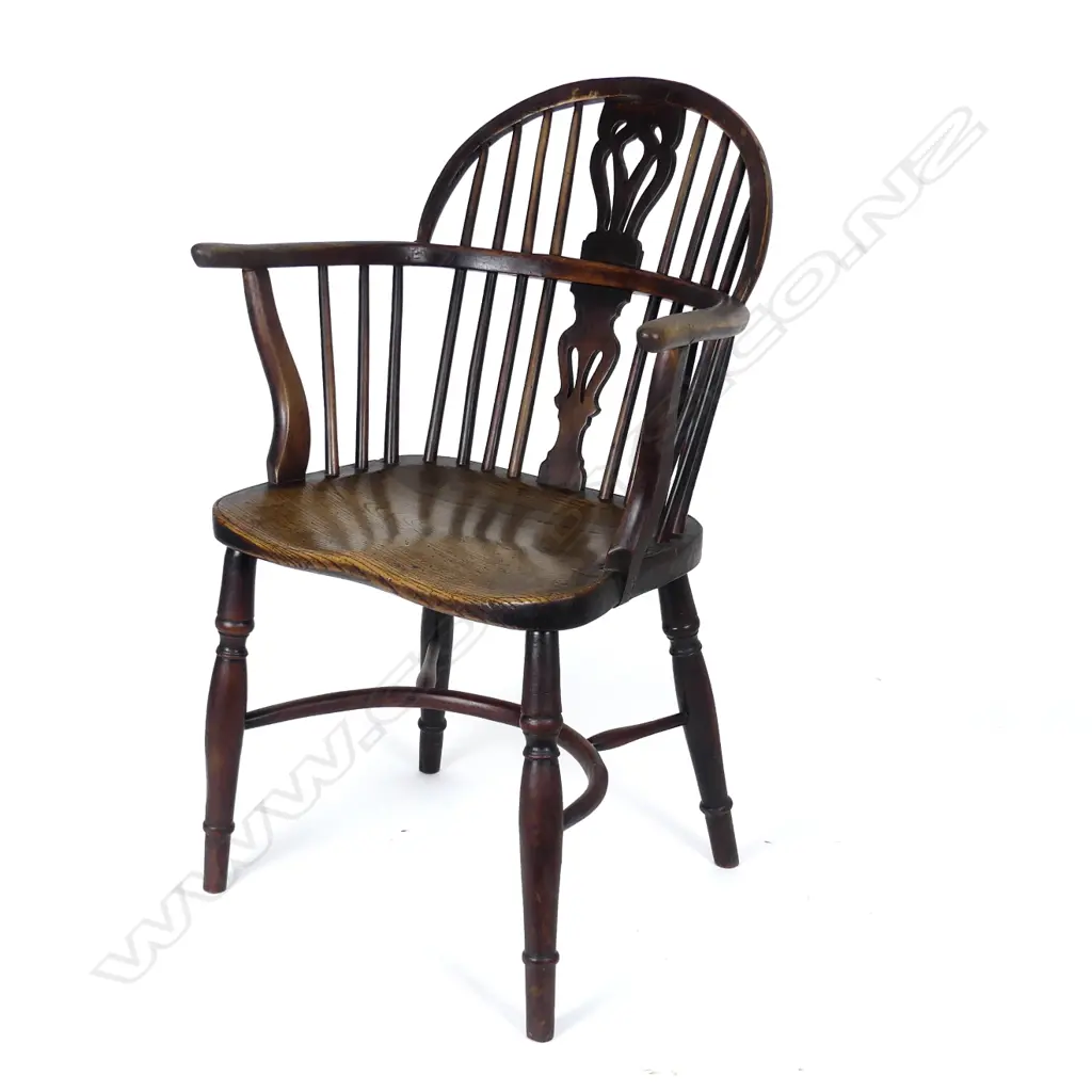 A George III Windsor elm and beech armchair Image 1++