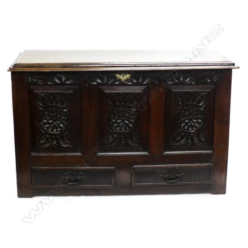 A Georgian oak coffer Image 1++