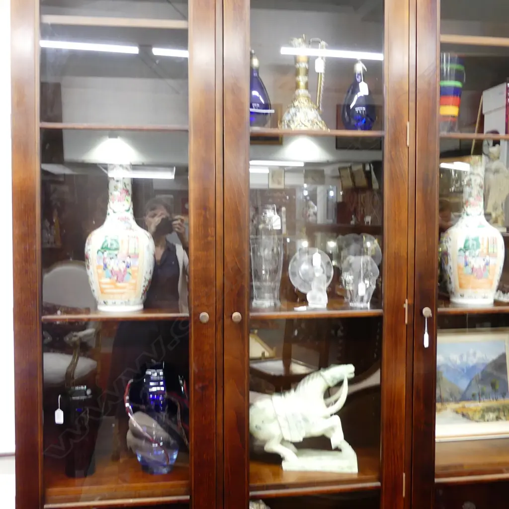 An impressive Sefton Powrie mahogany glazed bookcase Image 1++