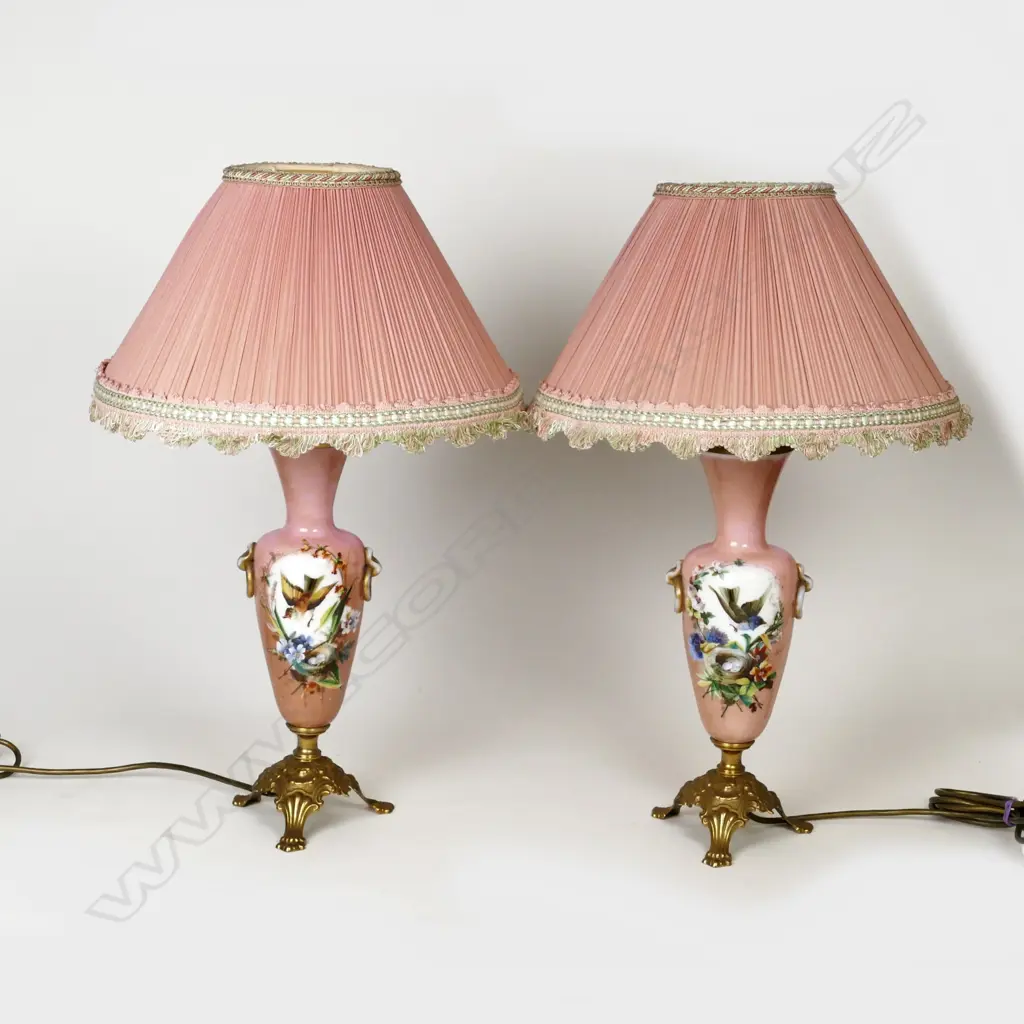A pair of porcelain table lamps Image 1++