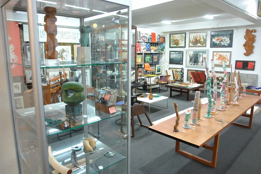 AUCTION ROOM PHOTOS Image 1++