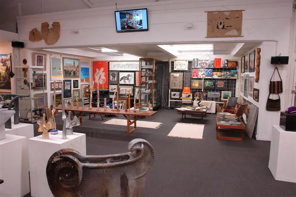 AUCTION ROOM PHOTOS Image 1++