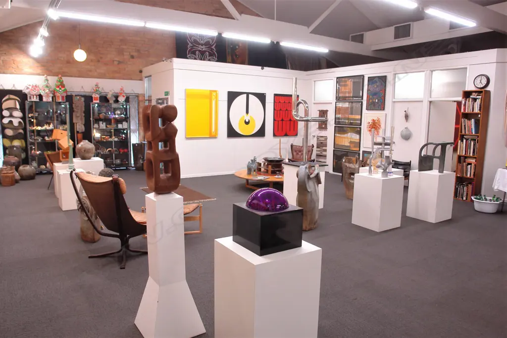 AUCTION ROOM PHOTOS Image 1++