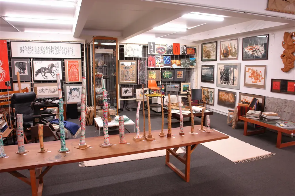 AUCTION ROOM PHOTOS Image 1++