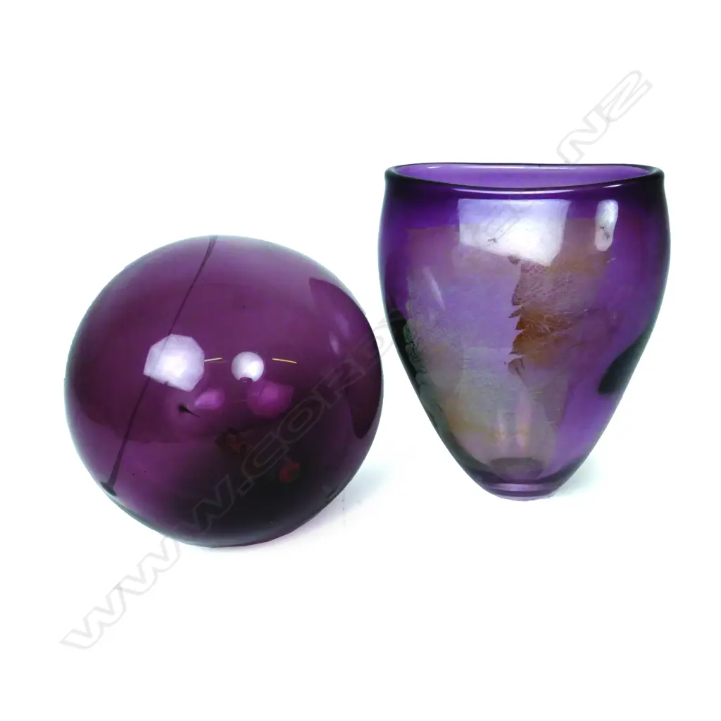 A NZ studio glass vase Image 1++