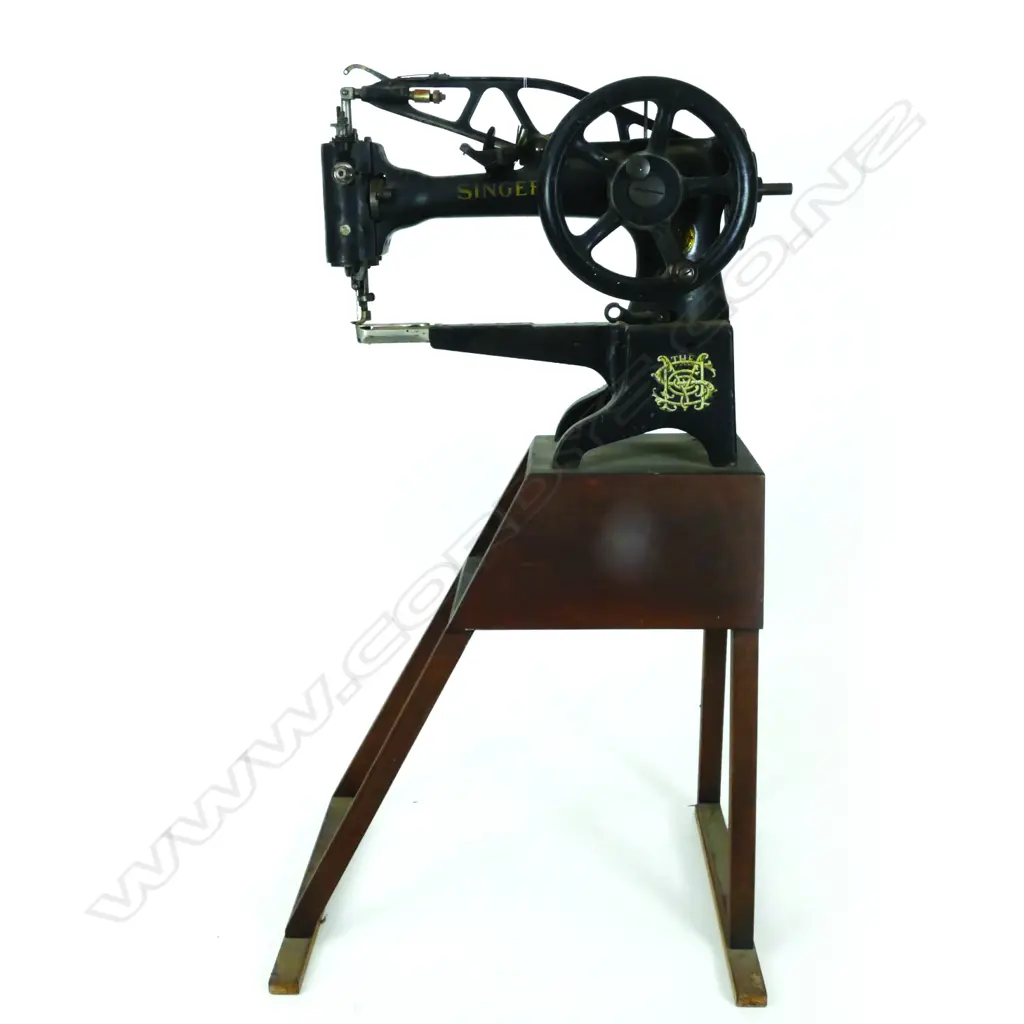 An antique Singer Model 29 leather stitching sewing machine Image 1++