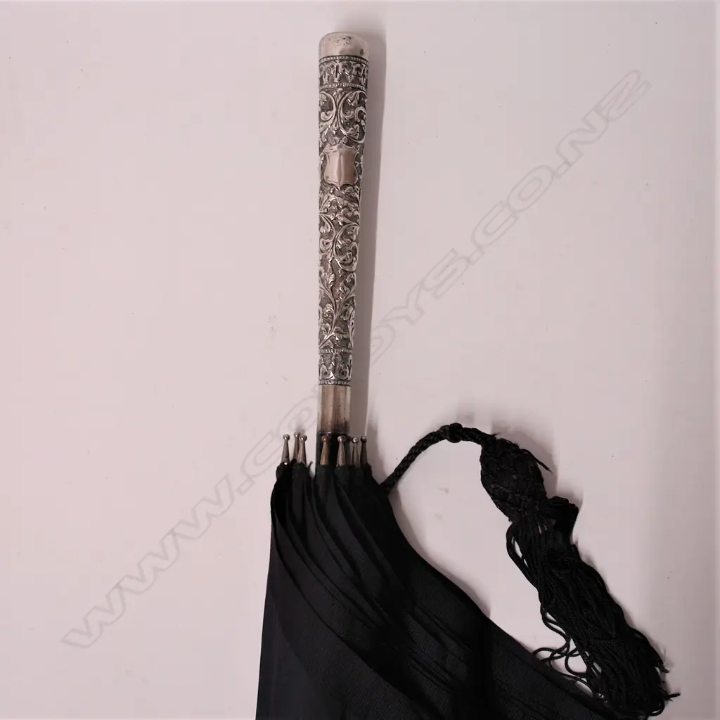 An early 20thC silver handled lady’s parasol Image 1++