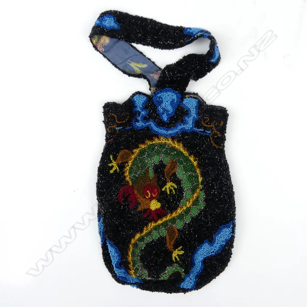 An Art Deco Chinese dragon decorated beaded purse Image 1++