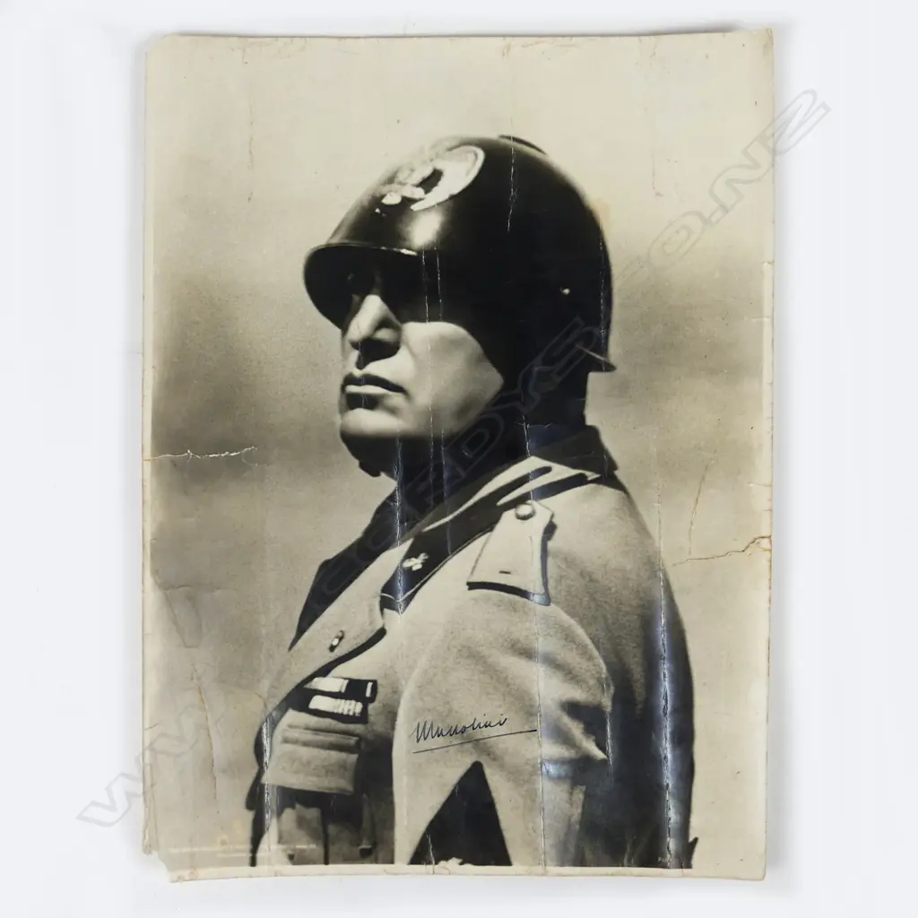 A vintage large format signed photograph of Benito Mussolini Image 1++