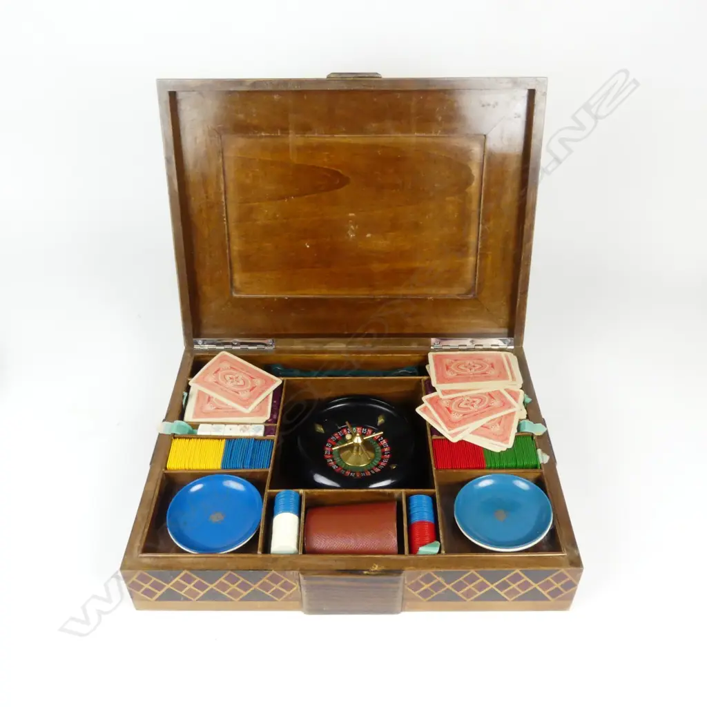 An Italian 1940s walnut cased games compendium Image 1++