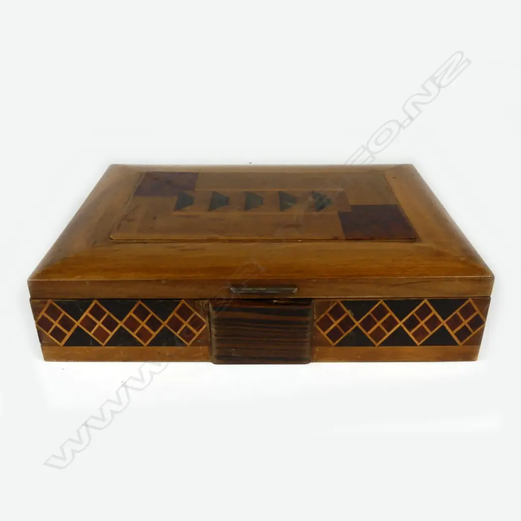 An Italian 1940s walnut cased games compendium Image 1++