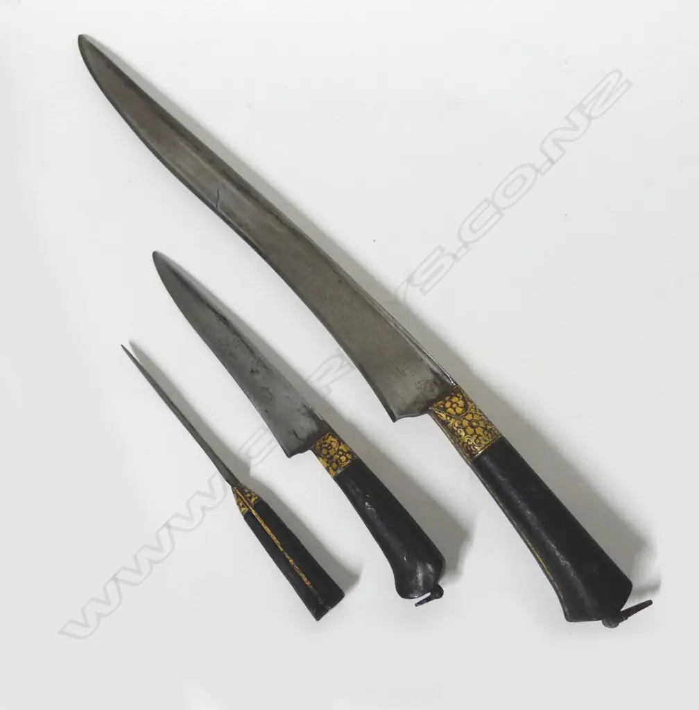 A set of three Indian knives of graduated sizes Image 1++