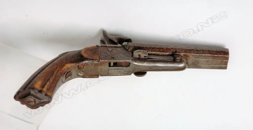 An antique .32cal double barrel pocket pistol Image 1++