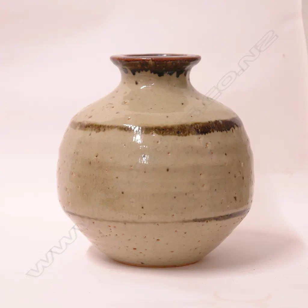 Len Castle ovoid vase Image 1++