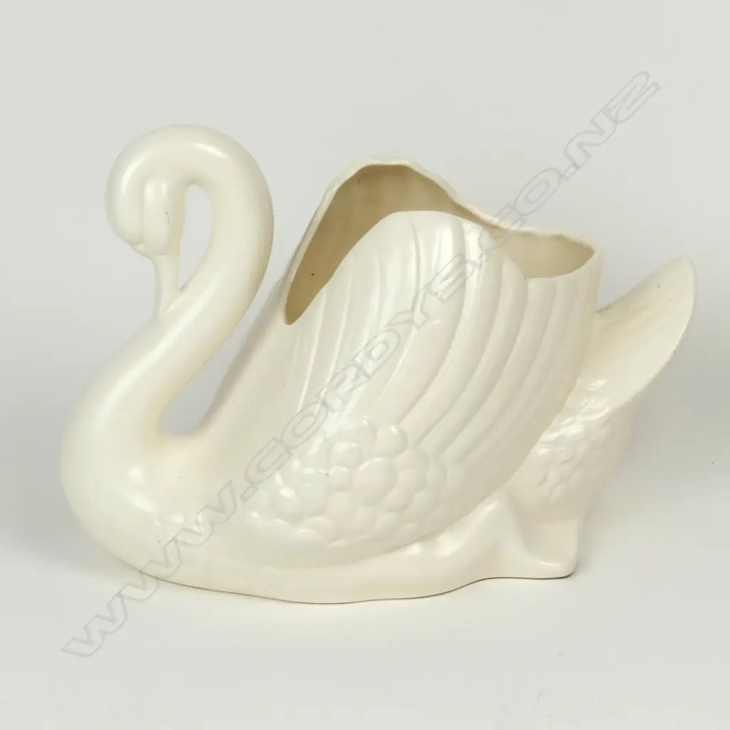 A large Crown Lynn white swan Image 1++