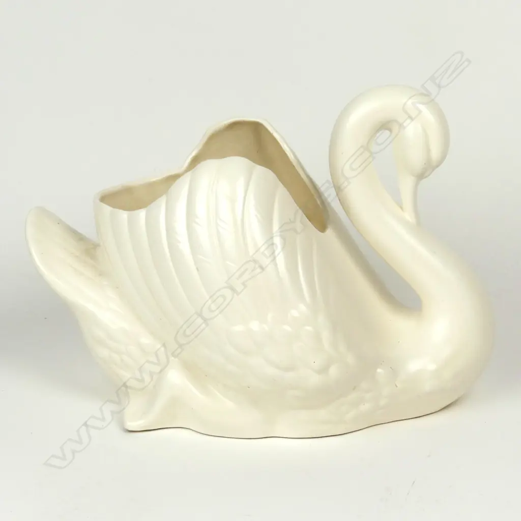 A large Crown Lynn white swan Image 1++