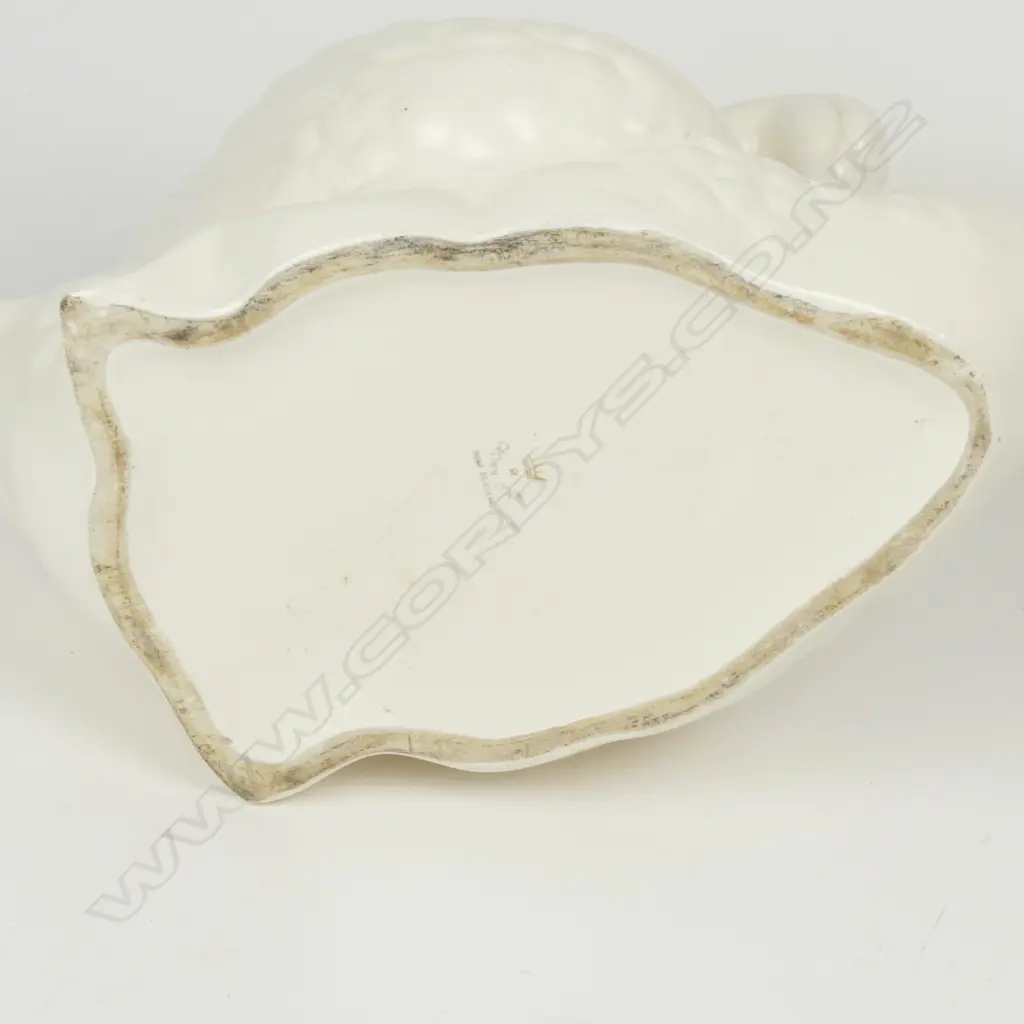 A large Crown Lynn white swan Image 1++