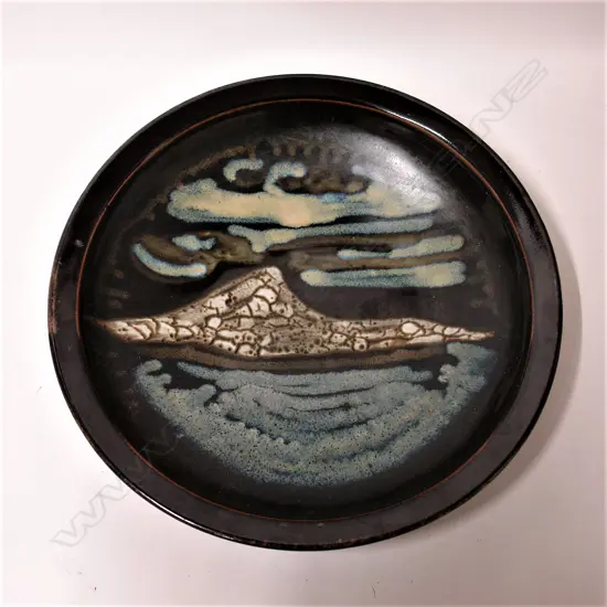 An unknown N.Z. studio pottery large shallow bowl