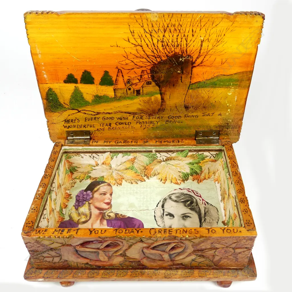 A Jane Brenkley carved box Image 1++