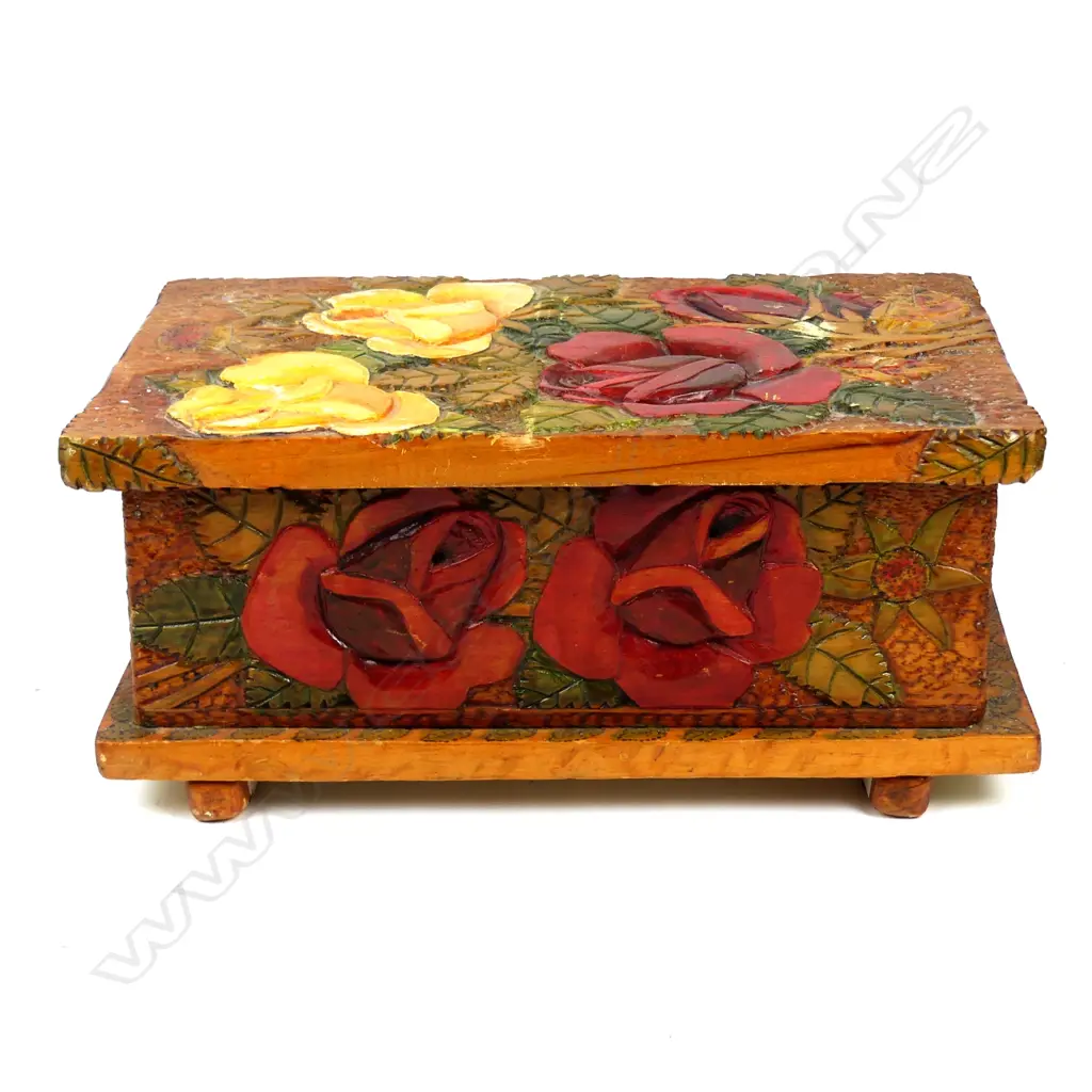 A Jane Brenkley carved box Image 1++