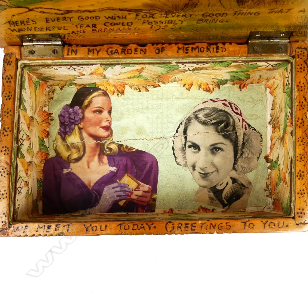 A Jane Brenkley carved box Image 1++