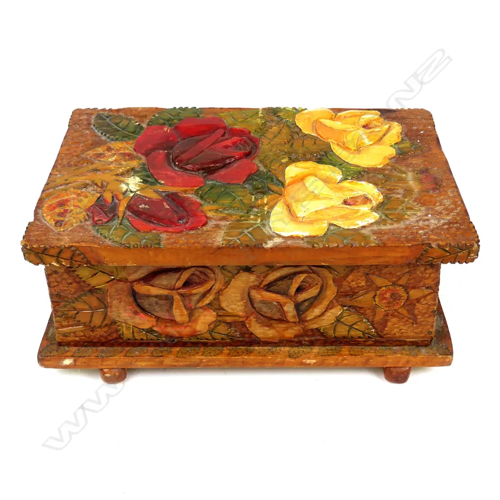 A Jane Brenkley carved box Image 1++