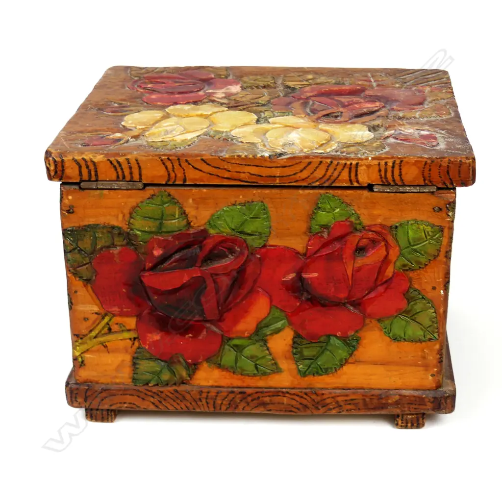 A Jane Brenkley carved box Image 1++