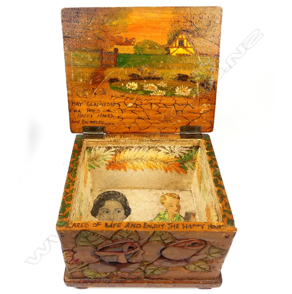 A Jane Brenkley carved box Image 1++