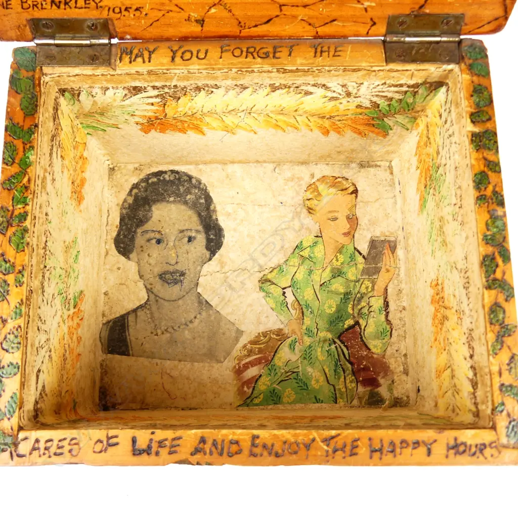 A Jane Brenkley carved box Image 1++