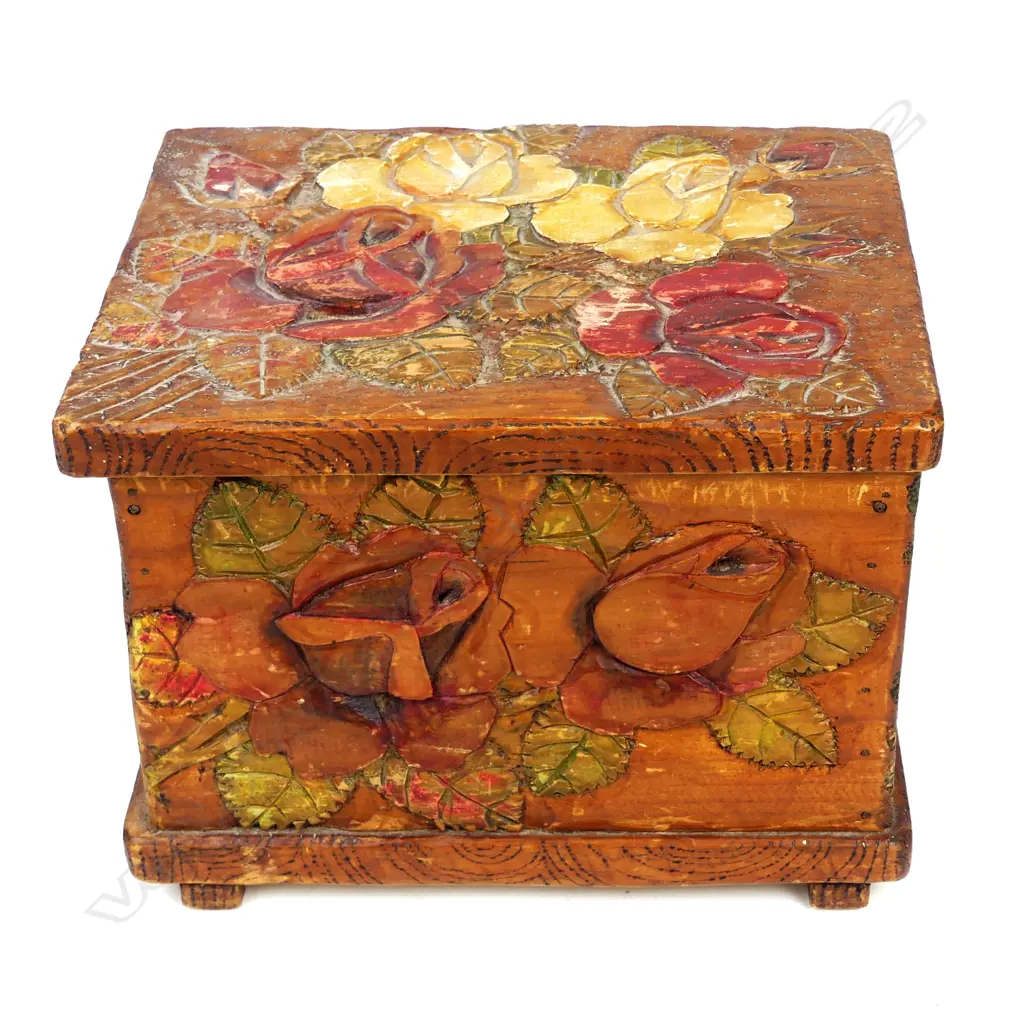 A Jane Brenkley carved box Image 1++