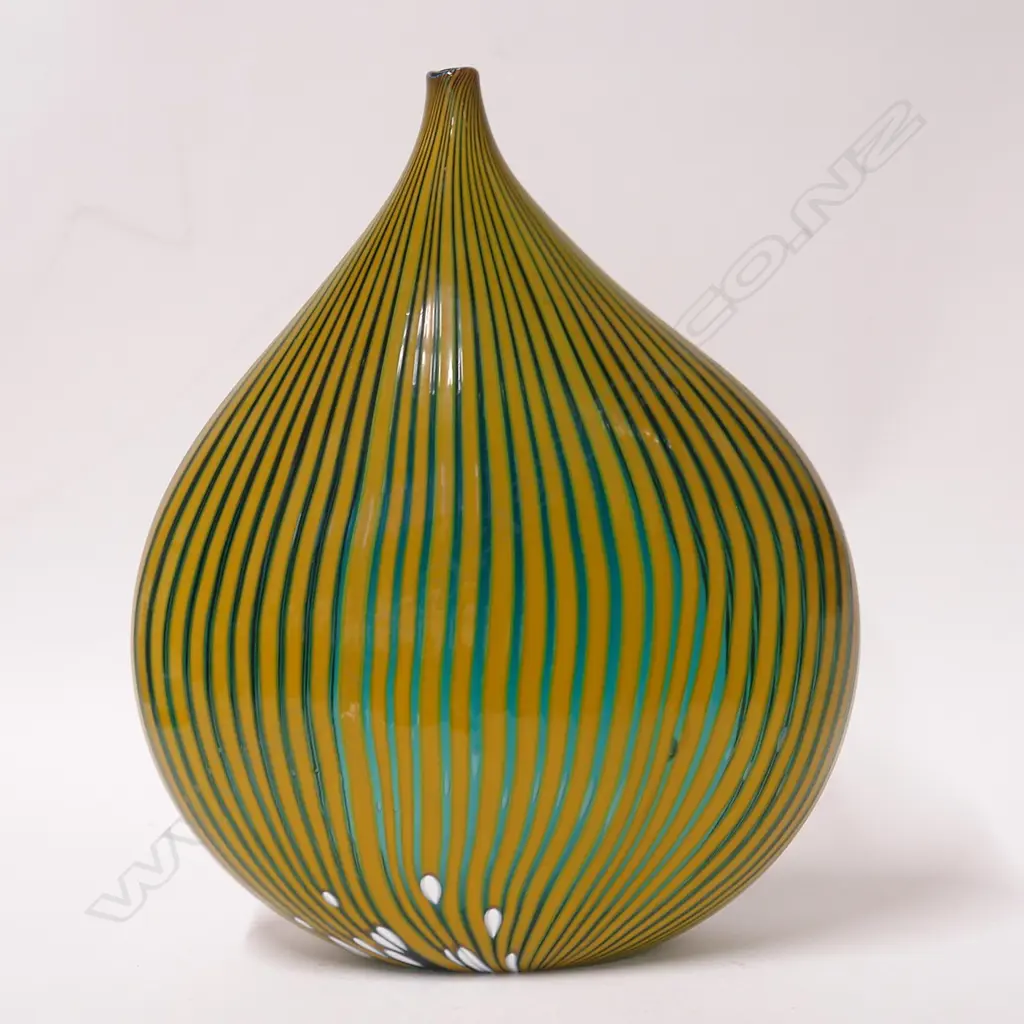A Garry Nash hand blown art glass vase Image 1++