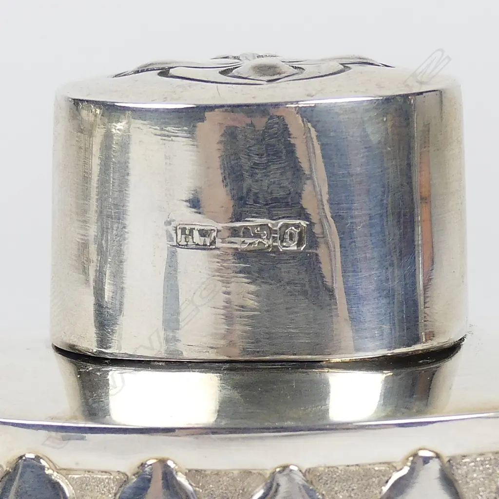 An Art Nouveau silver small tea caddy Image 1++