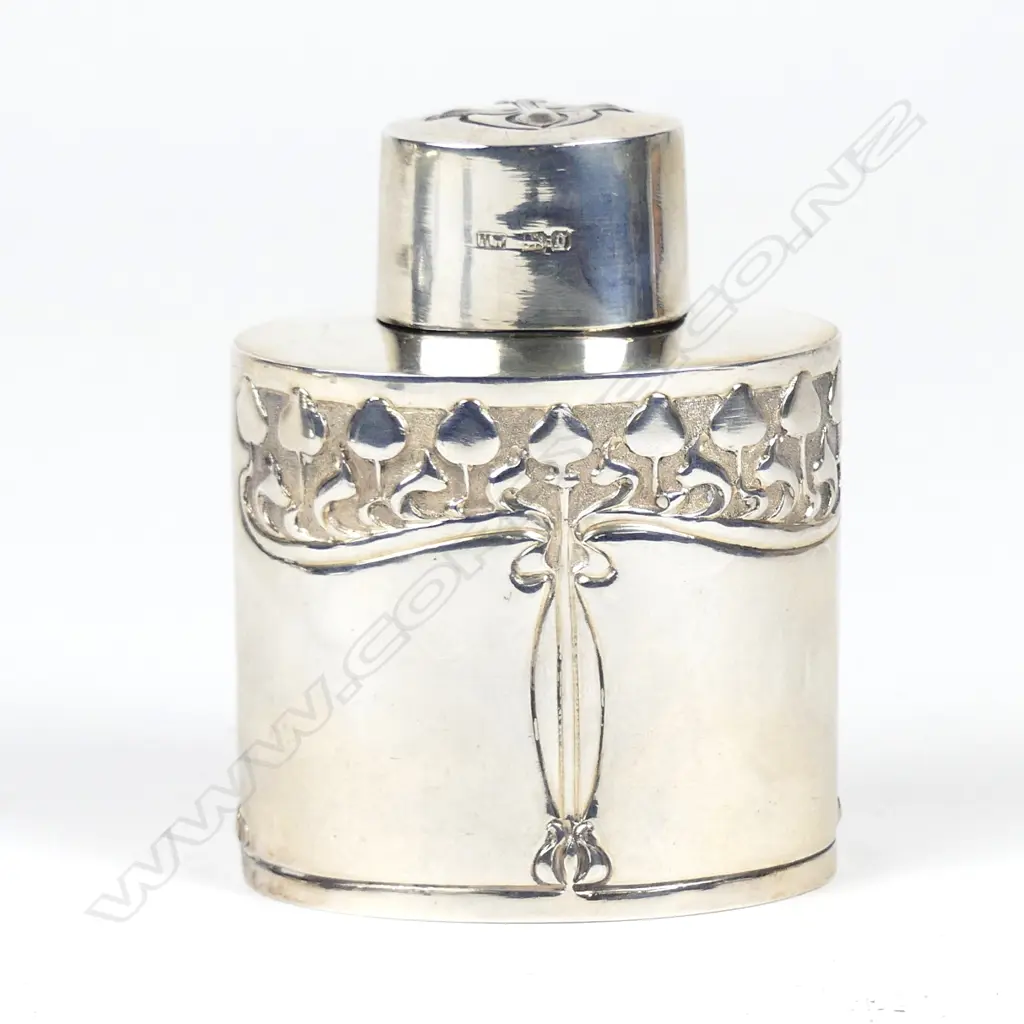 An Art Nouveau silver small tea caddy Image 1++