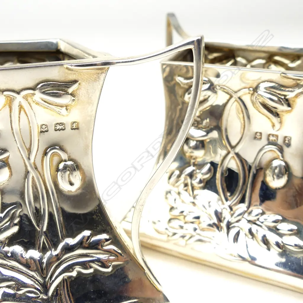 An Art Nouveau silver small creamer and sugar Image 1++