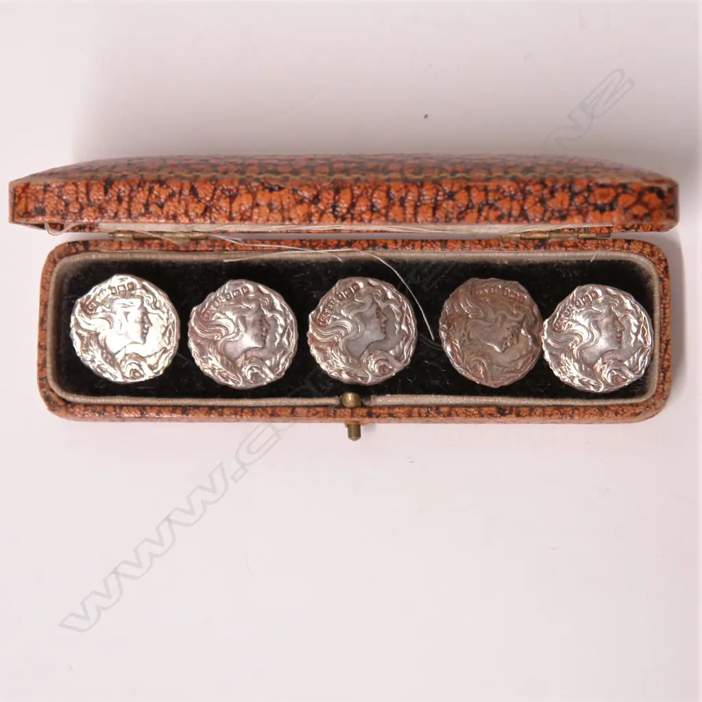 A set of five Art Nouveau silver buttons Image 1++