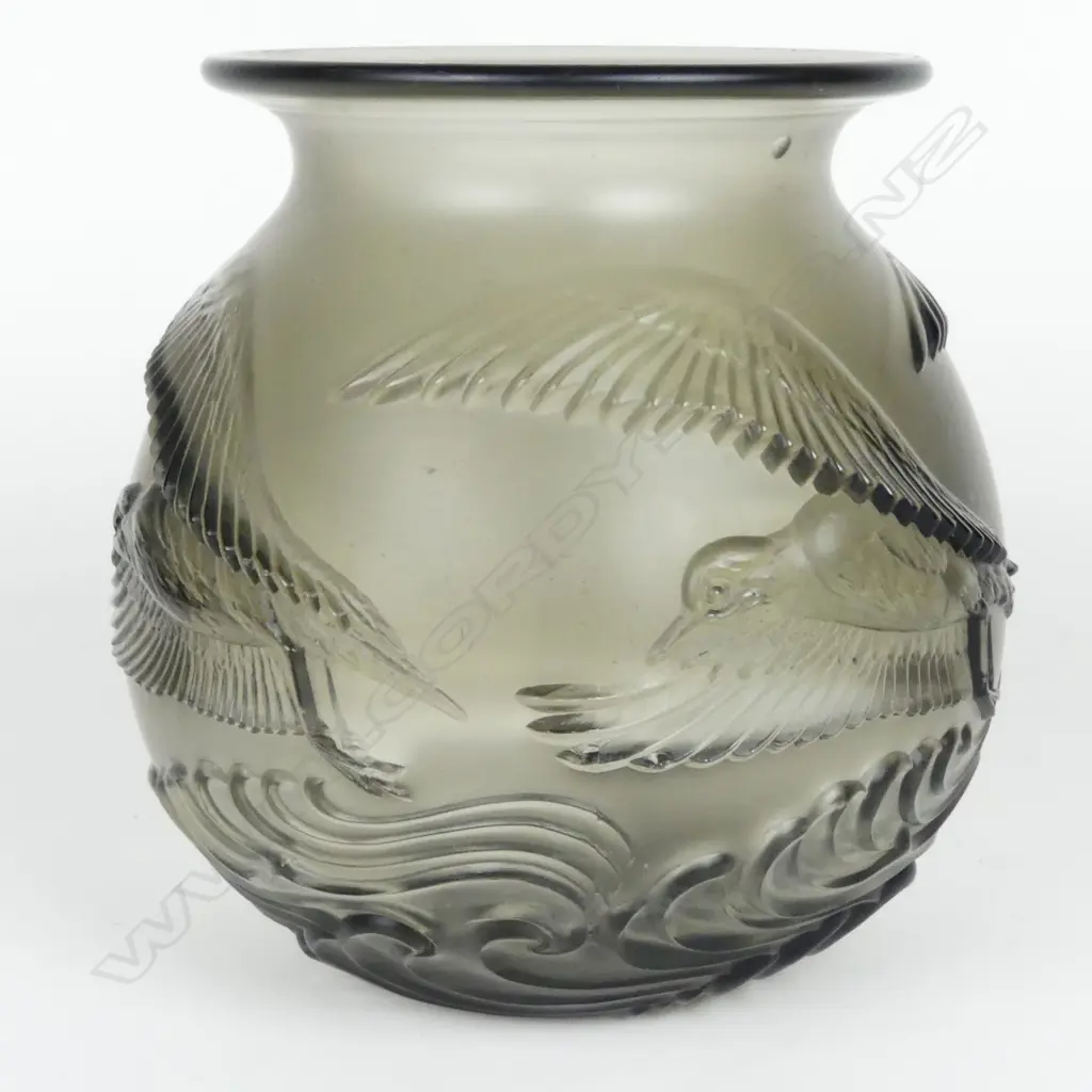An Art Deco glass vase Image 1++